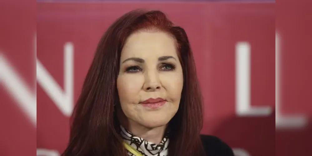 O processo afirma ainda que a viúva de Elvis desligou os aparelhos "horas após a internação de Lisa"