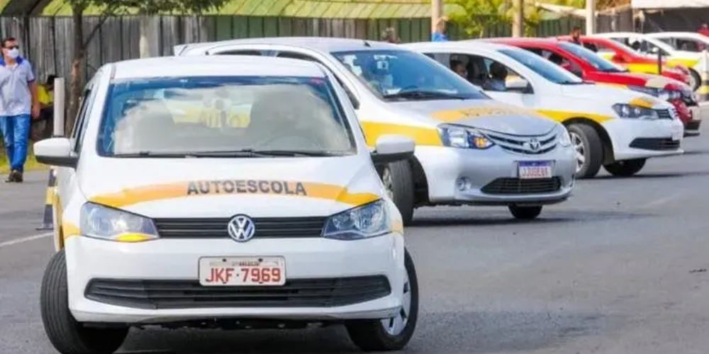 Novo modelo retira a exigência de carga horária mínima de 20 horas para aula de condução