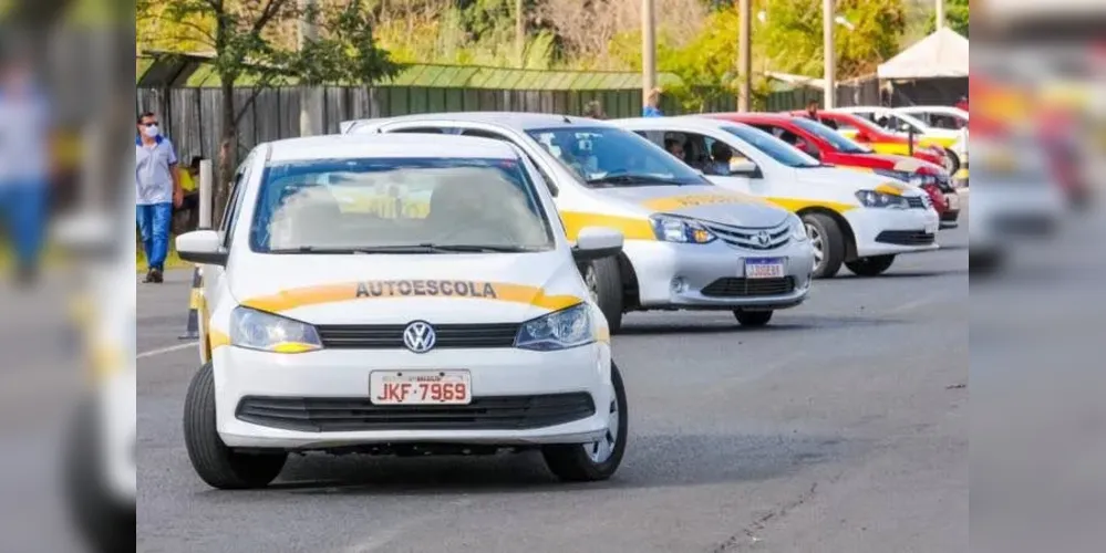 Novo modelo retira a exigência de carga horária mínima de 20 horas para aula de condução