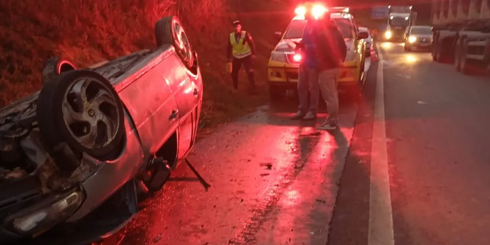 Veículo parou no acostamento com as rodas para o ar