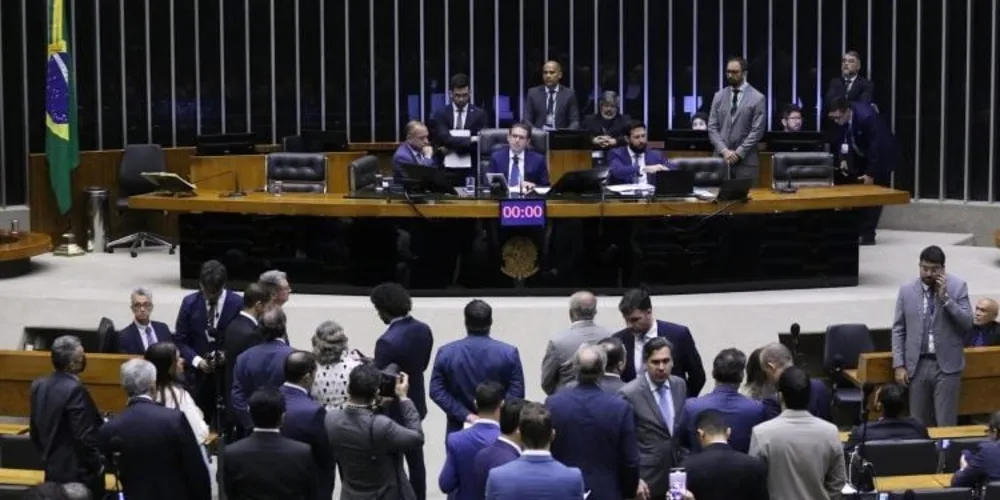 Deputados em sessão na Câmara