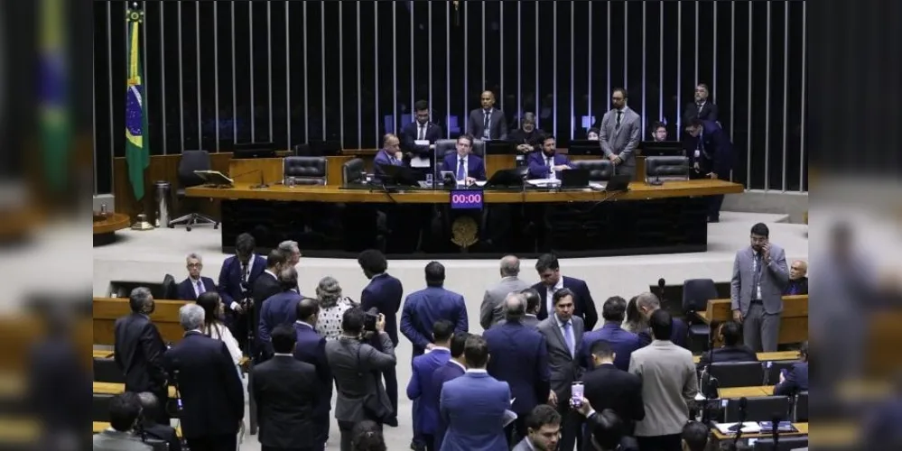 Deputados em sessão na Câmara