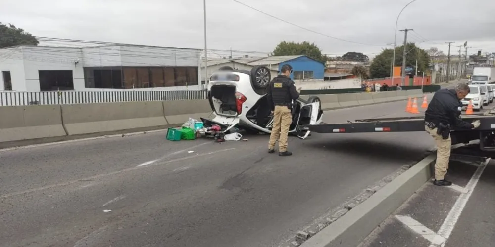 Polícia realiza ocorrência após carro capotar