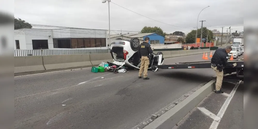 Polícia realiza ocorrência após carro capotar