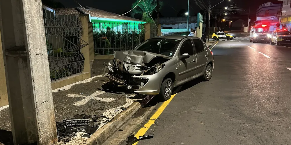 O condutor iniciou uma perseguição antes de bater no Poste