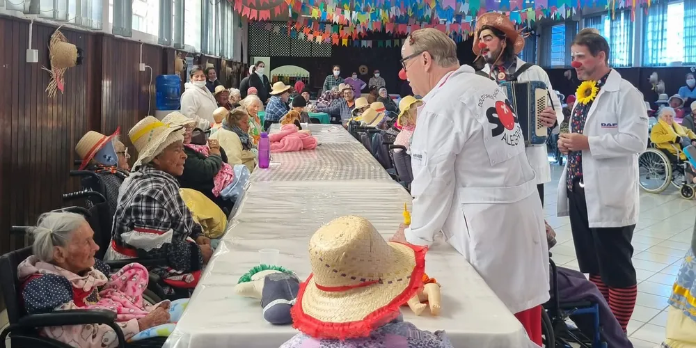 A iniciativa tem como objetivo humanizar os ambientes hospitalares, promovendo momentos de leveza e bem-estar por meio da arte, da cultura e do humor,