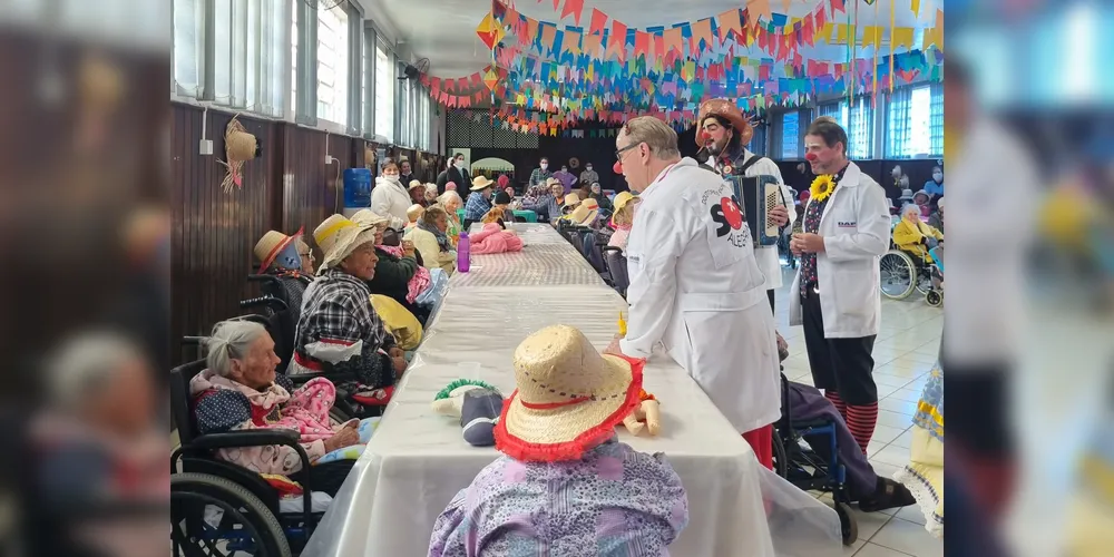 A iniciativa tem como objetivo humanizar os ambientes hospitalares, promovendo momentos de leveza e bem-estar por meio da arte, da cultura e do humor,