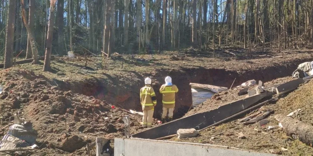 Bombeiros observam cratera formada por explosão em fábrica de Quatro Barras