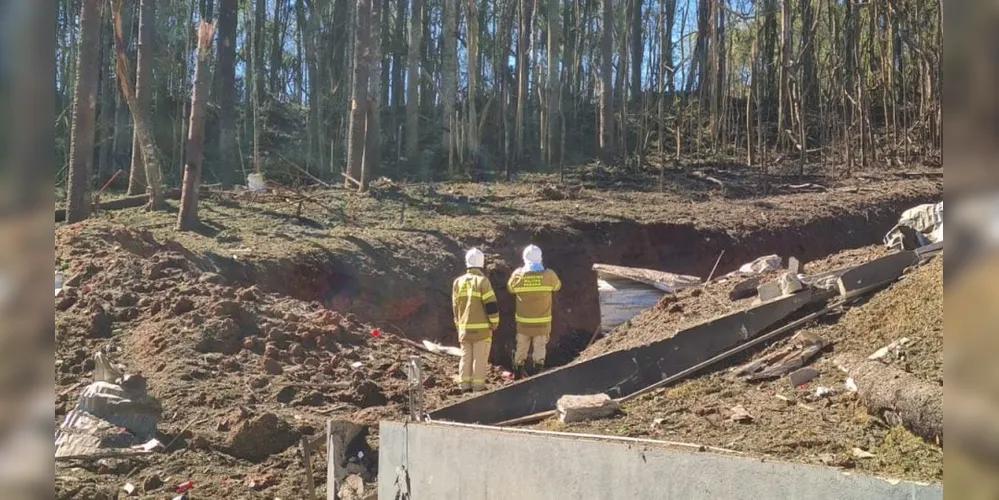 Bombeiros observam cratera formada por explosão em fábrica de Quatro Barras