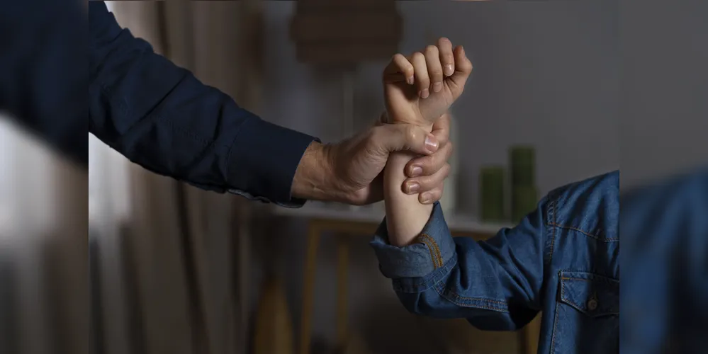 O adolescente sofreu agressões físicas e um soco na face