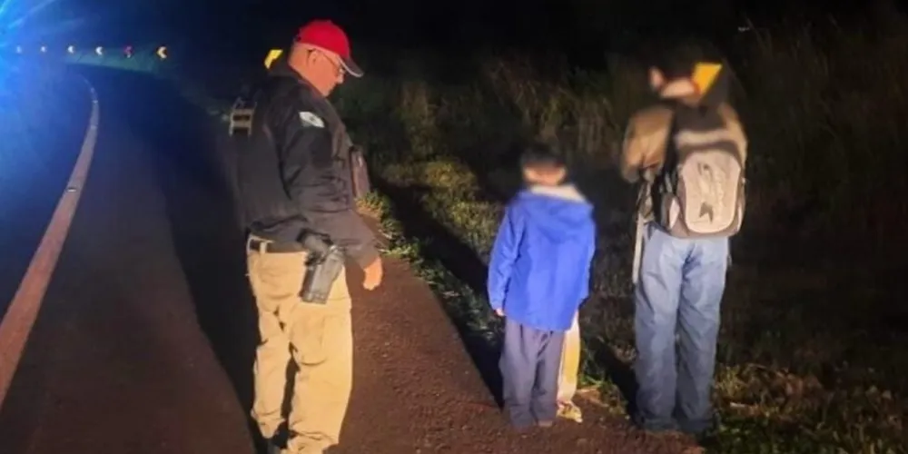 Crianças realizavam um trajeto de 300 quilômetros a pé para conhecer influenciador