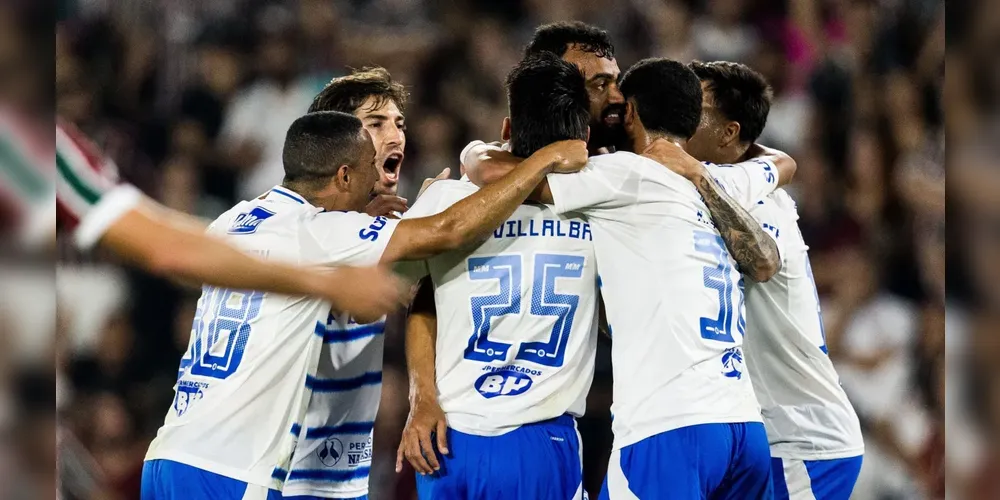 Jogadores do Cruzeiro comemoram gol contra o Fluminense