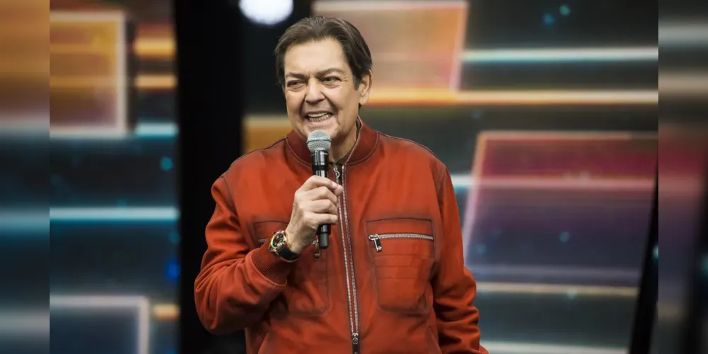 Fausto Silva segue internado em São Paulo