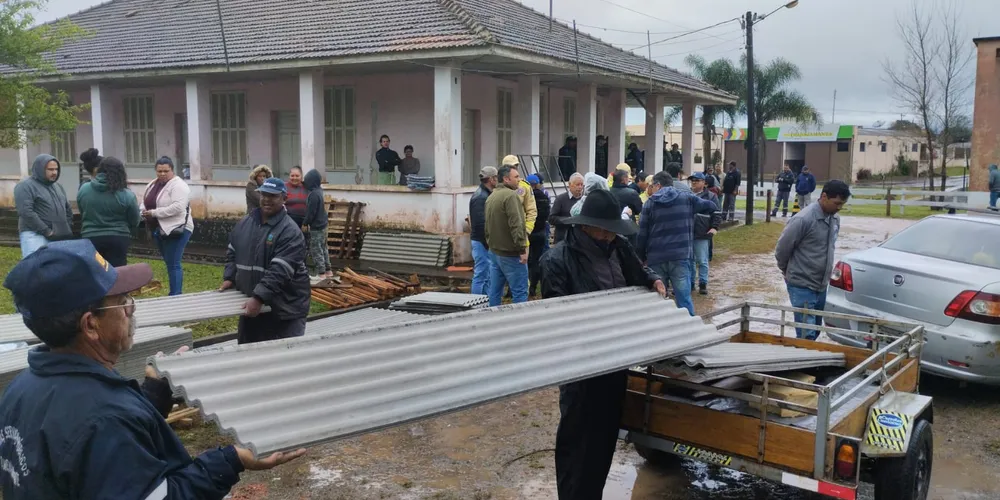 Moradores buscam telhas e lonas para reparos após tempestade.