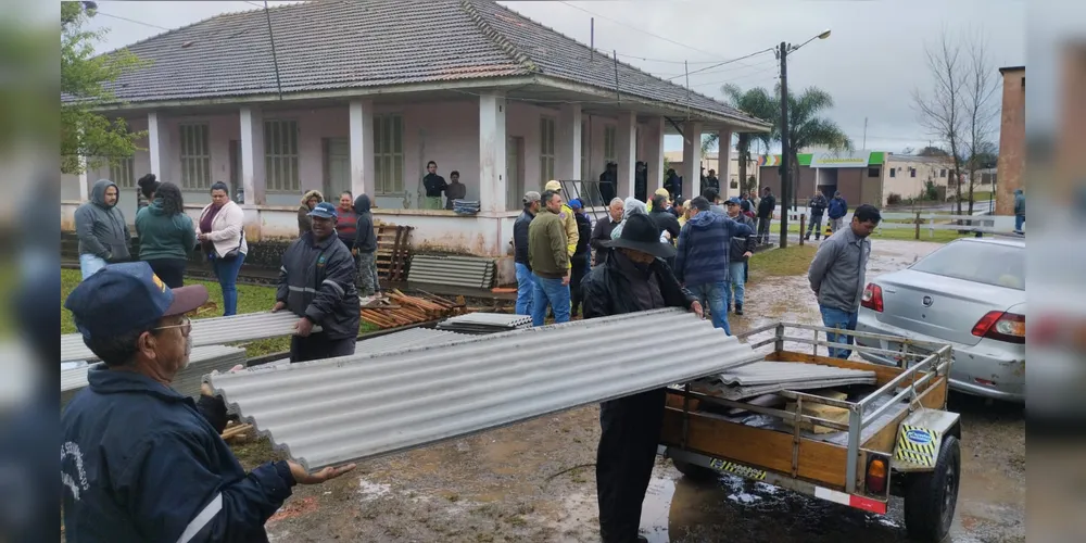 Moradores buscam telhas e lonas para reparos após tempestade.