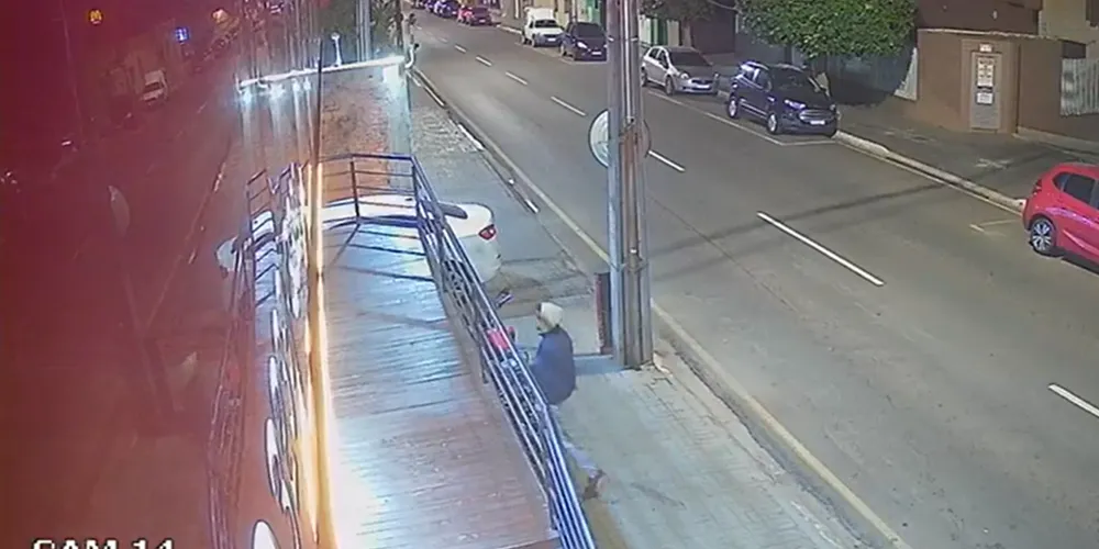 Câmera de segurança flagrou a ação do criminoso