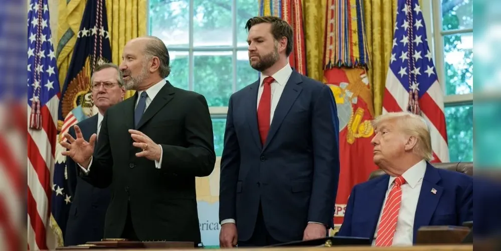 Secretário do Comércio Howard Lutnick discursa ao lado de JD Vance e Donald Trump na Casa Branca