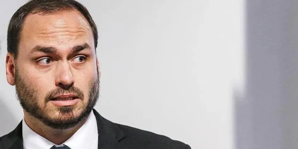 em citar nomes diretamente, o filho do ex-presidente Jair Bolsonaro (PL) criticou o que chamou de “oportunismo” e “silêncio” de pré-candidatos