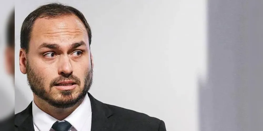 em citar nomes diretamente, o filho do ex-presidente Jair Bolsonaro (PL) criticou o que chamou de “oportunismo” e “silêncio” de pré-candidatos