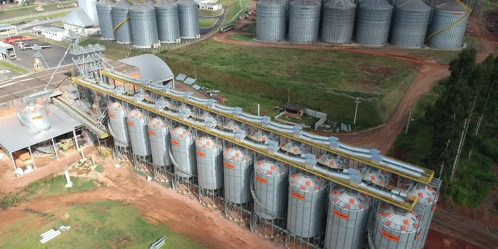 A Coopagrícola está sediada em Ponta Grossa e a Frísia tem negócios e unidades na cidade