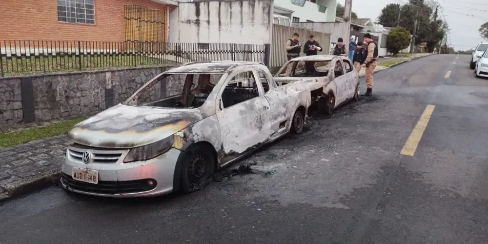 Uma Saveiro e um Gol ficaram completamente destruídos