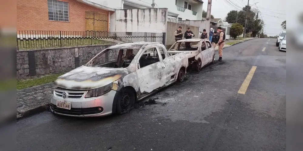 Uma Saveiro e um Gol ficaram completamente destruídos