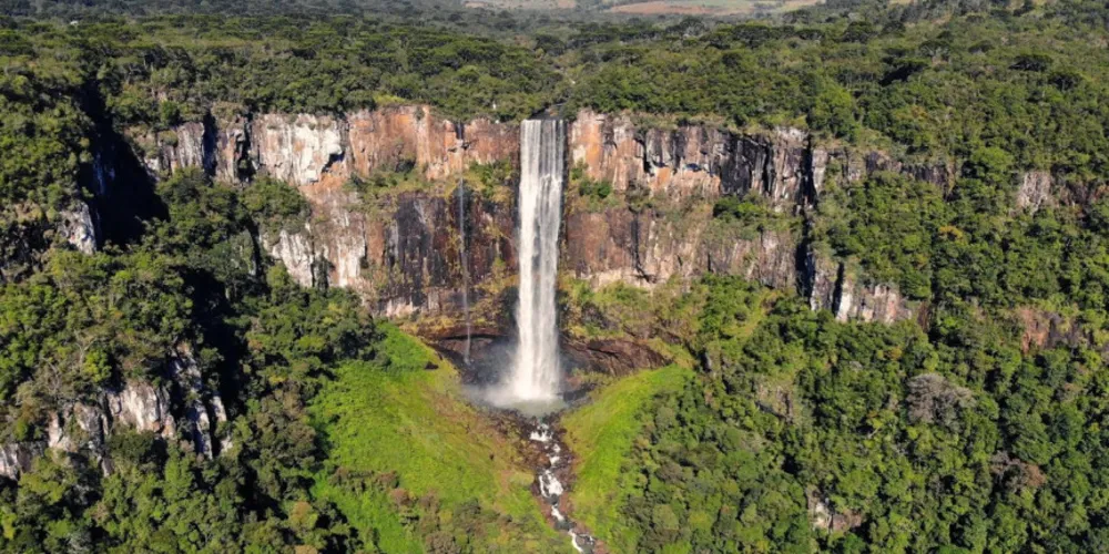 O projeto destaca que Prudentópolis é amplamente conhecida como a "Terra das Cachoeiras Gigantes"