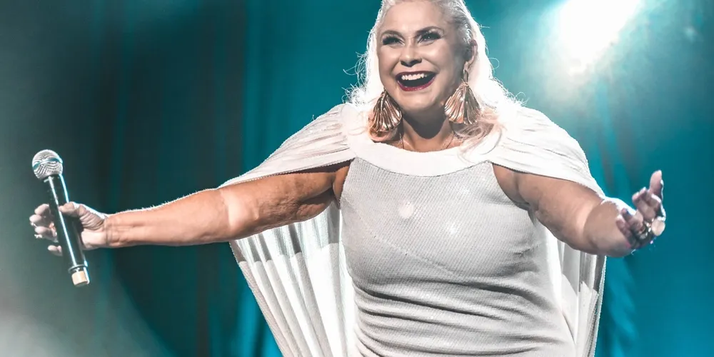 Fafá de Belém ironizou o fato de Bolsonaro ter que usar tornozeleira