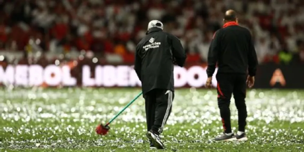 Chuva de papel picado atrasou início do jogo entre Internacional e Flamengo pela Libertadores