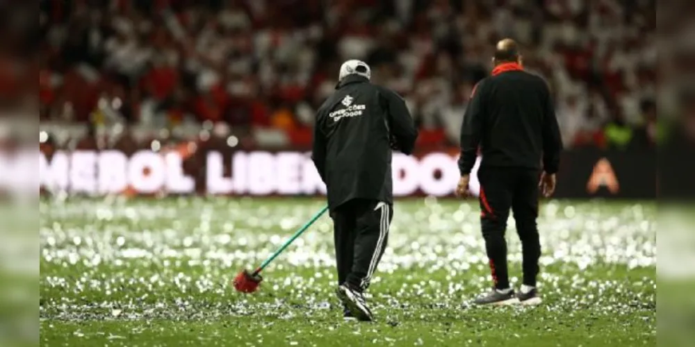 Chuva de papel picado atrasou início do jogo entre Internacional e Flamengo pela Libertadores
