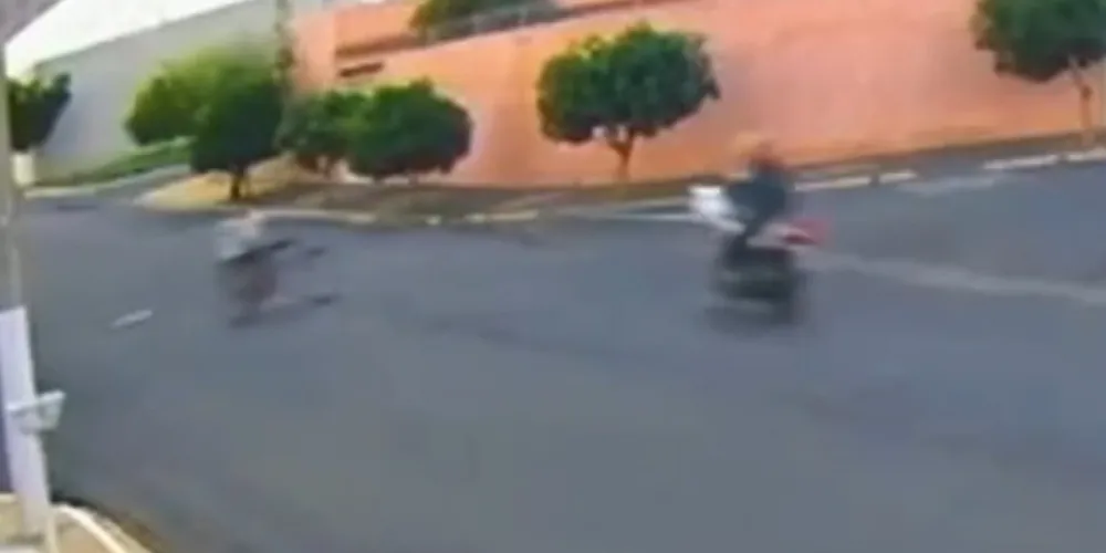 A colisão envolveu uma bicicleta motorizada conduzida pelas crianças e uma motocicleta