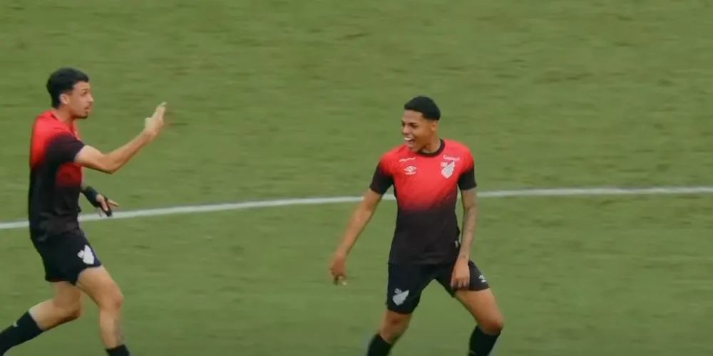 Aos 9 minutos, Caio Suassuna aproveitou boa cobrança de escanteio e abriu o placar