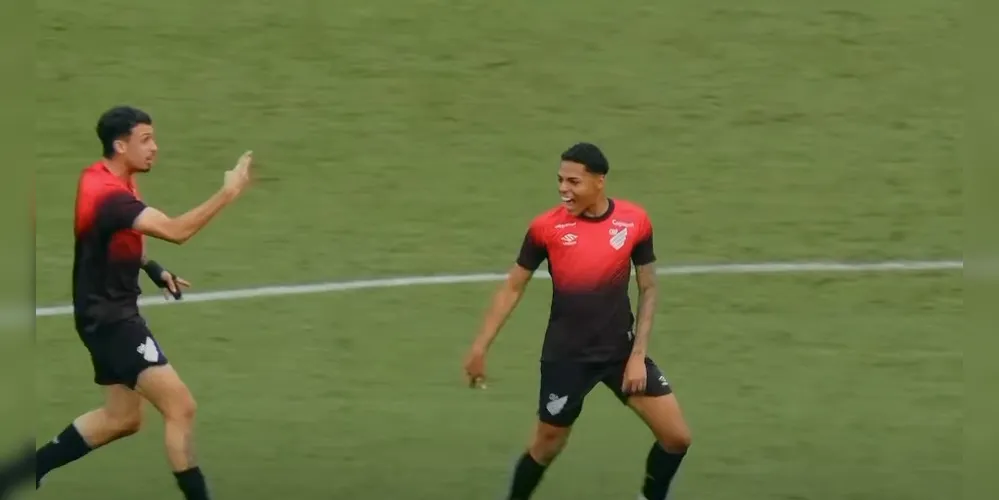 Aos 9 minutos, Caio Suassuna aproveitou boa cobrança de escanteio e abriu o placar