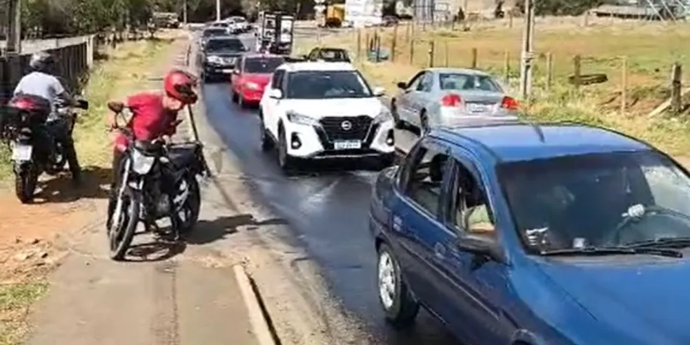 No vídeo, é possível ver que uma fila de veículos se formou no local por conta do óleo na pista.