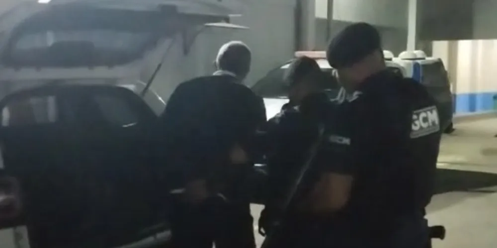 O homem foi conduzido até a cadeia pública de Ponta Grossa, Hildebrando de Souza