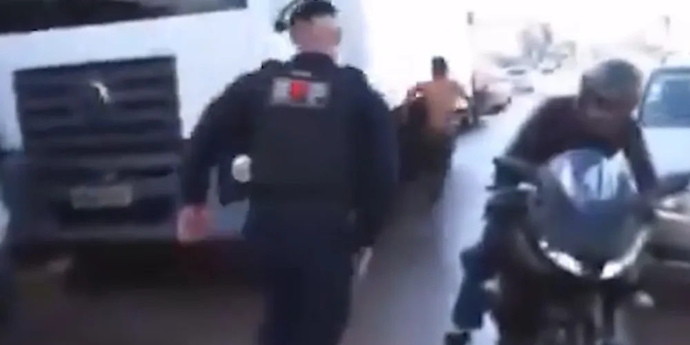 As imagens mostram o exato momento em que Melquisedeque escapa da parte traseira da viatura e tenta correr