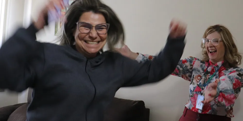 De desconfiança à alegria: zeladora recebe prêmio de R$ 100 mil do Nota Paraná em casa