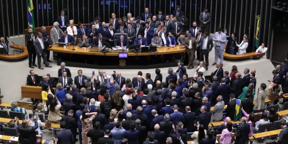 A oposição "ocupou" Mesa Diretora da Câmara e do Senado em protesto por anistia