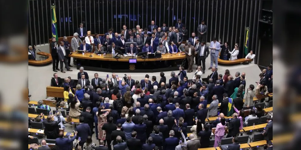 A oposição "ocupou" Mesa Diretora da Câmara e do Senado em protesto por anistia