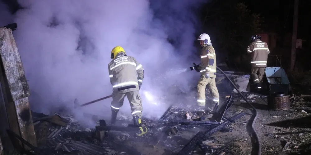 Casa foi completamente destruída pelo fogo nessa madrugada