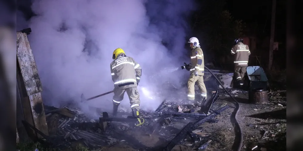 Casa foi completamente destruída pelo fogo nessa madrugada