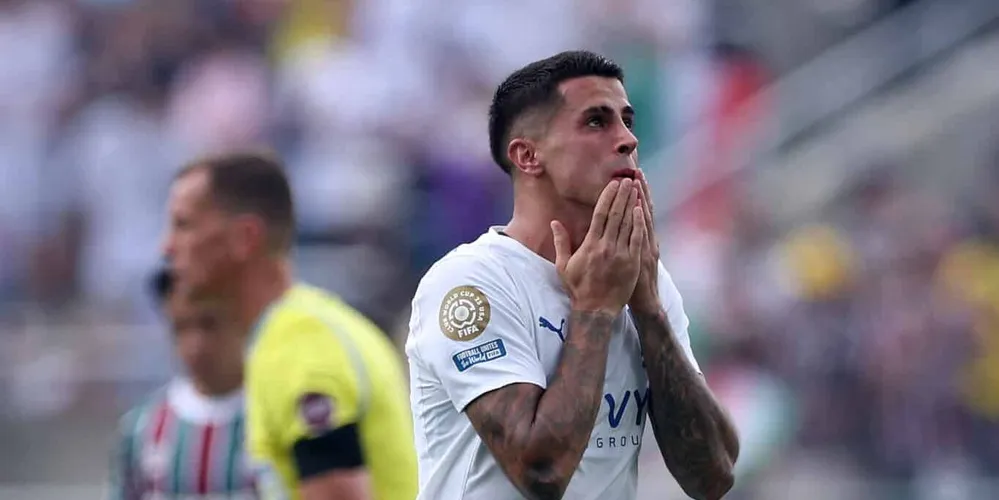 João Cancelo chorando antes do jogo entre Al-Hilal e Fluminense