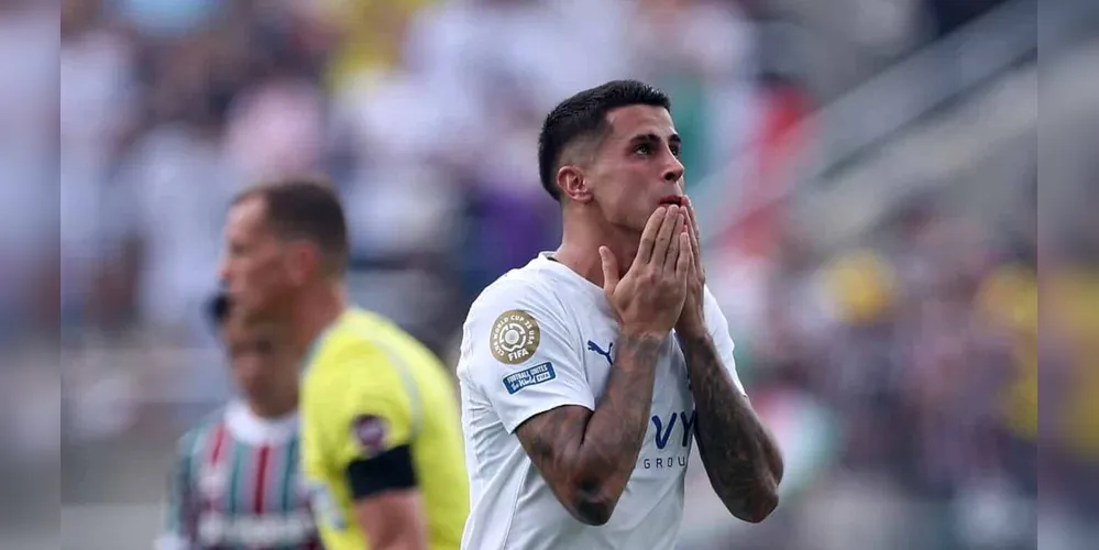 João Cancelo chorando antes do jogo entre Al-Hilal e Fluminense