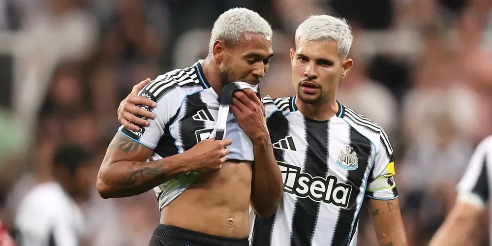 Joelinton lamenta lesão e deixa o campo contra o Liverpool