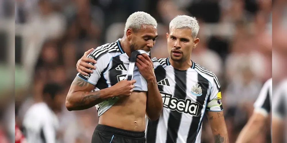 Joelinton lamenta lesão e deixa o campo contra o Liverpool