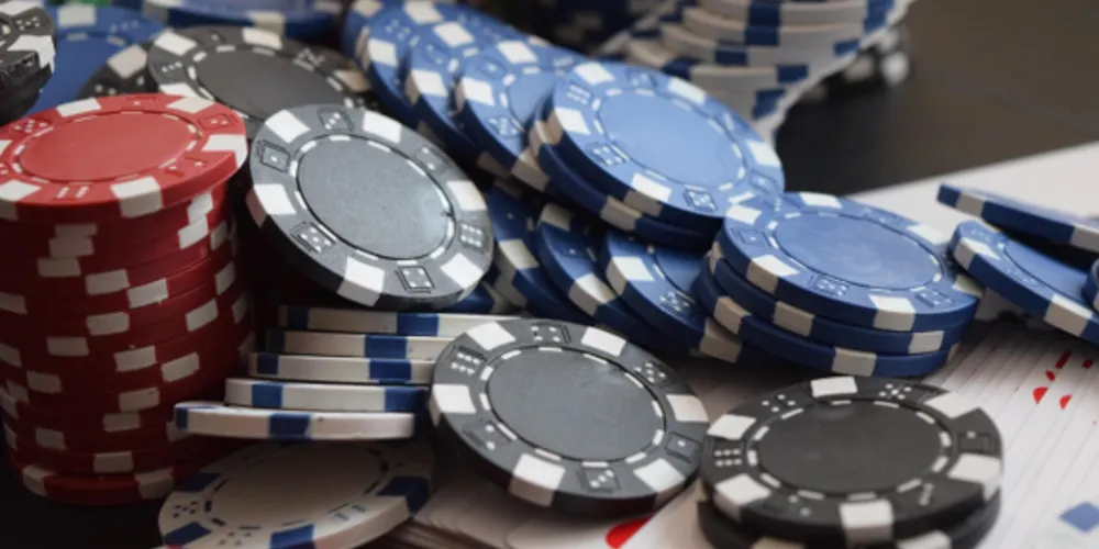 O setor, antes tratado com desconfiança, foi oficialmente regulamentado e vem surpreendendo em arrecadação e volume de usuários