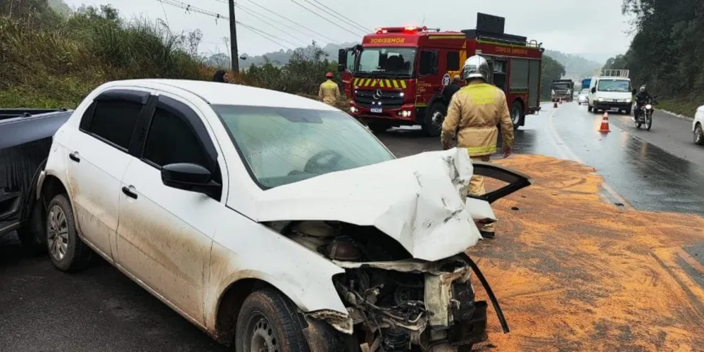 O acidente envolveu três veículos e um caminhão