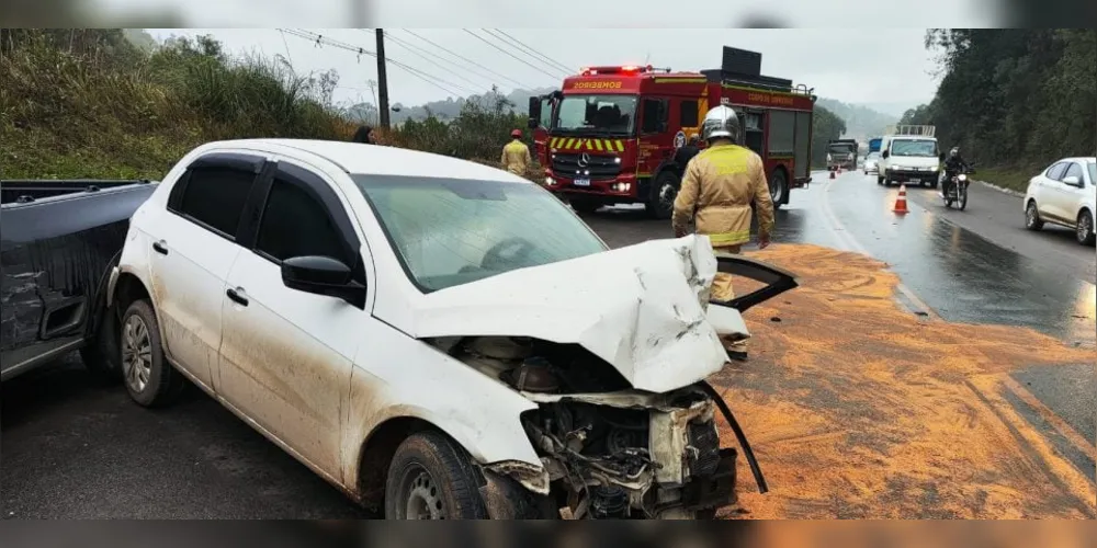 O acidente envolveu três veículos e um caminhão