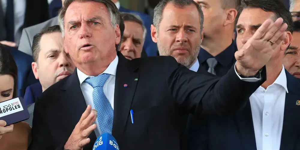 O texto afirma ainda que Bolsonaro não foi condenado e que, na opinião da oposição, há o uso do aparato judicial como instrumento de repressão política