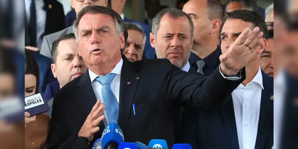 O texto afirma ainda que Bolsonaro não foi condenado e que, na opinião da oposição, há o uso do aparato judicial como instrumento de repressão política
